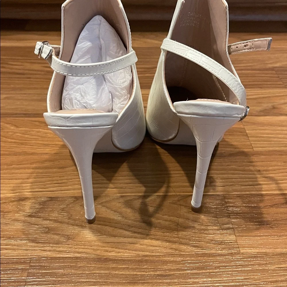 White faux crocodile Steve Madden heels size 6 NWOB